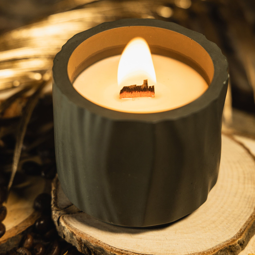 Decorative scented candle ‘Dark Calm’