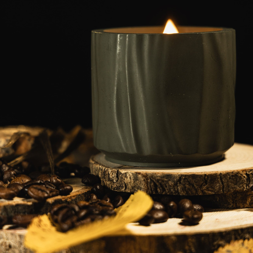 Decorative scented candle ‘Dark Calm’