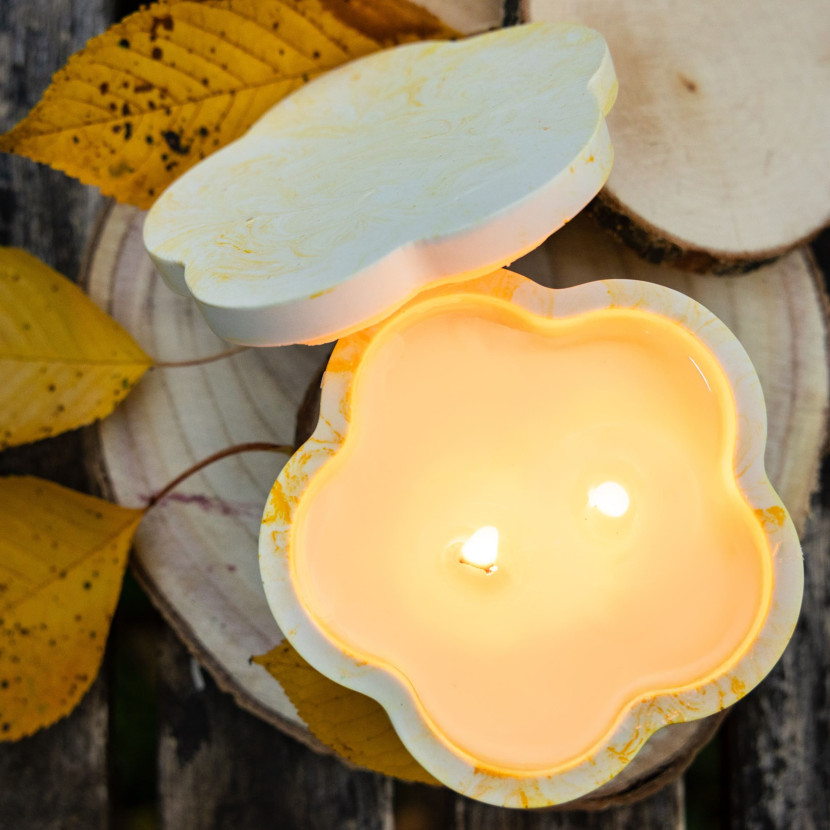 "Golden Glow" premium candle