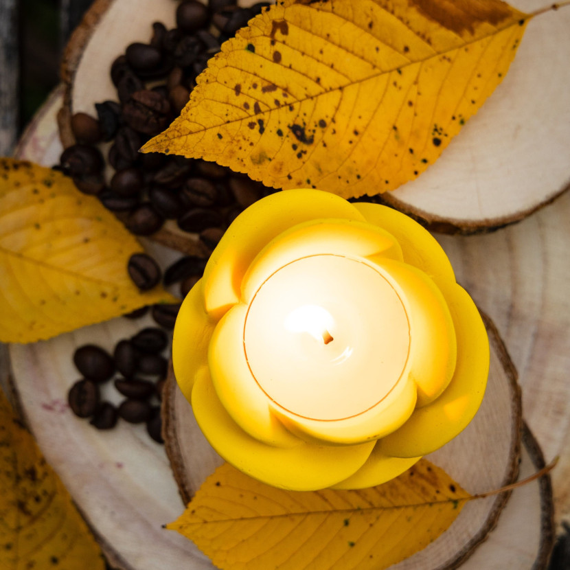 "Golden Bloom" premium candle