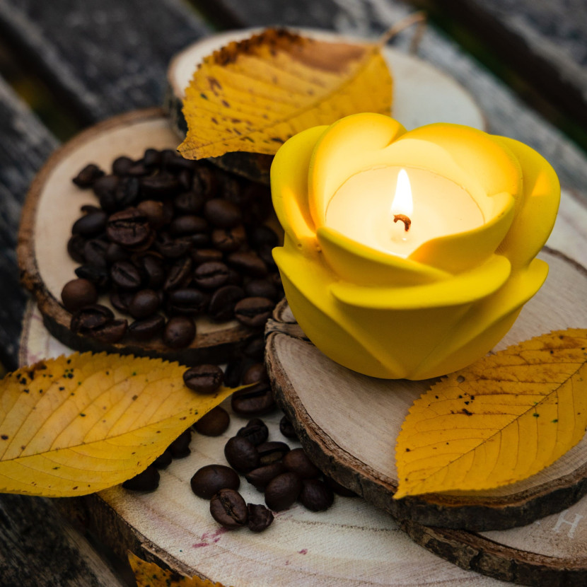 "Golden Bloom" premium candle