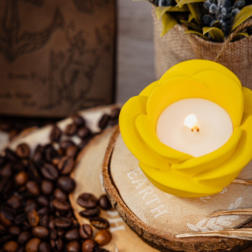 "Golden Bloom" premium candle