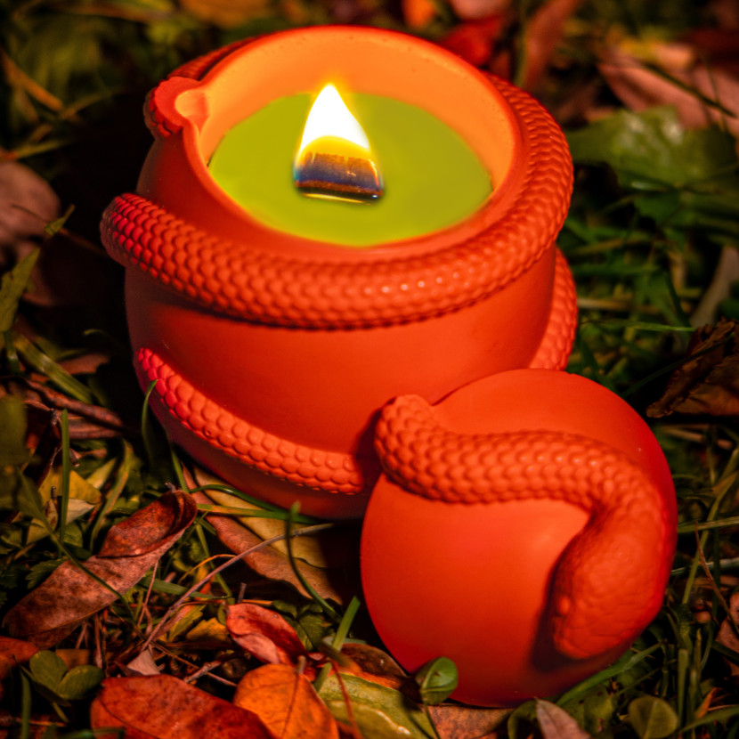 Decorative scented candle ‘Snake’