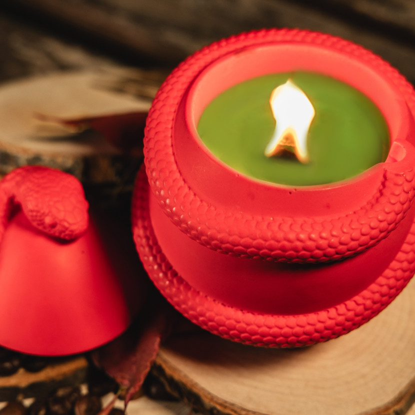 Decorative scented candle ‘Snake’